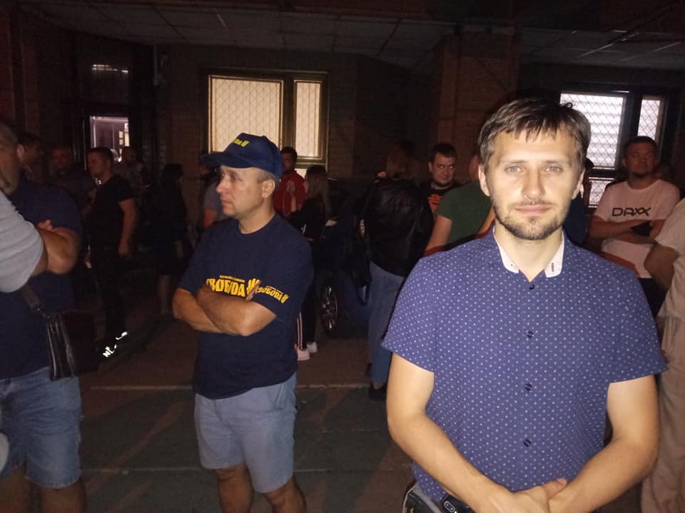 В Киеве штурмовали офис партии Свобода, травмированы трое полицейских Задержание Владимира Назаренко: пострадали трое полицейских