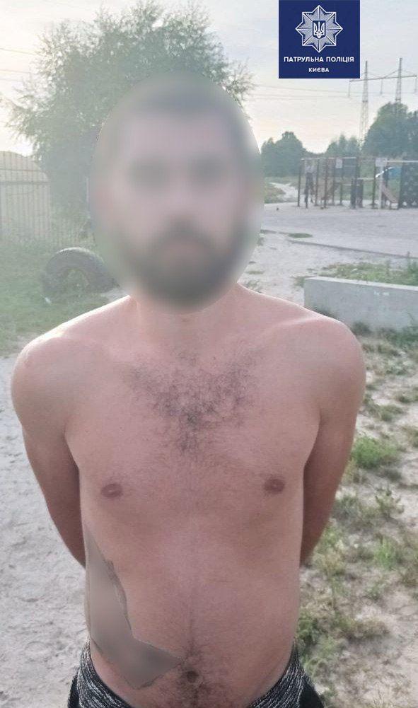 Душили и били: в Киеве двое мужчин напали на женщину на пляже напад на жінку у Києві