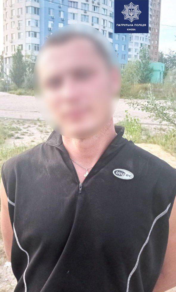 Душили и били: в Киеве двое мужчин напали на женщину на пляже напад на жінку у Києві