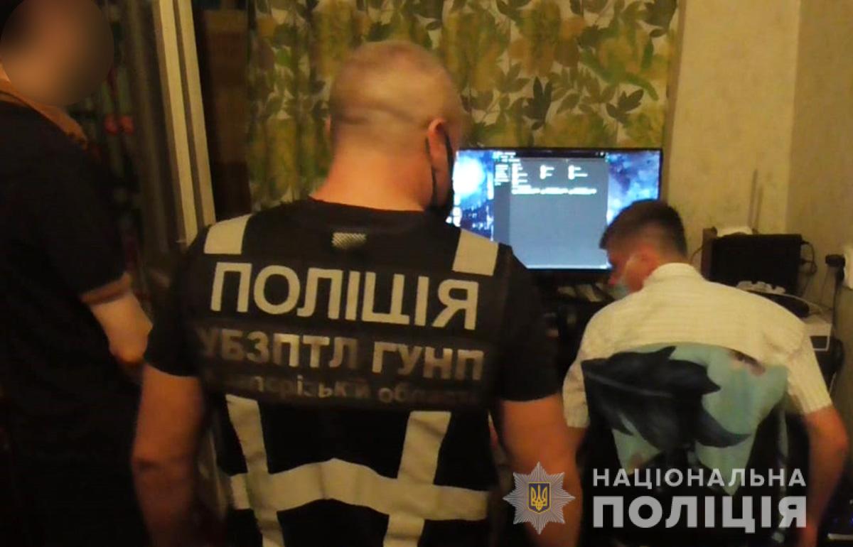 В Запорожье мужчина в течение года продавал детскую порнографию В Запорожье мужчина в течение года продавал детскую порнографию