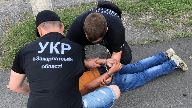 Ворвался в маске и с пистолетом: в Ужгороде подросток ограбил заправку Ограбление в Ужгороде: подросток напал на АЗС