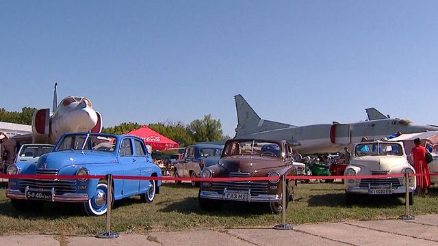 У Києві проходить фестиваль ретромашин: у столицю прибуло понад 200 автівок