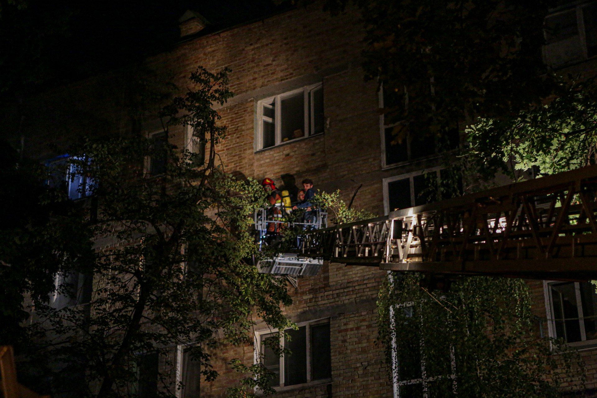 В Киеве горела пятиэтажка: жителей спускали из окон, есть погибшая Пожар в жилом доме Киева — первые подробности и фото