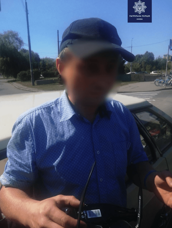 В Киеве женщина выпила чай с незнакомцем, а очнулась без двух телефонов и денег В Киеве женщина выпила чай с незнакомцем, а очнулась без двух телефонов и денег