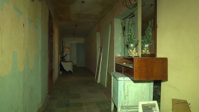 Жилой конфликт: в Одессе собственник общежития силой выселяет его обитателей