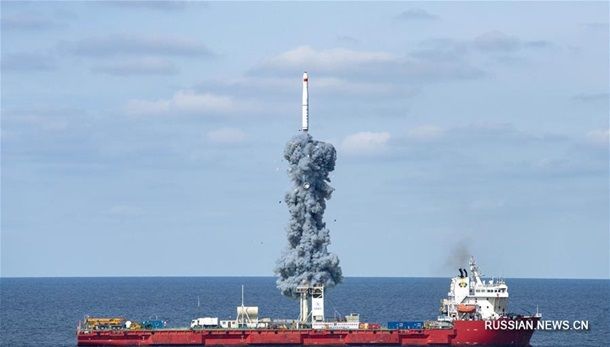 Китай впервые запустил ракету морского базирования