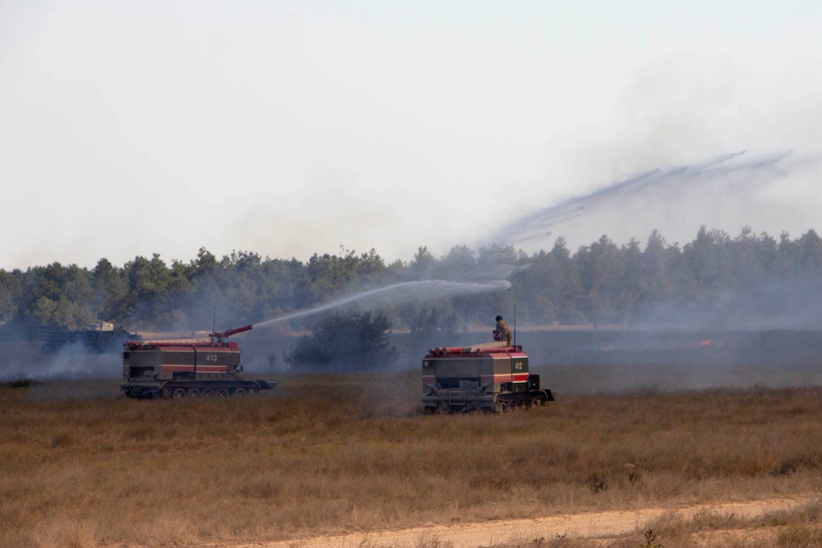 На Херсонщине горит военный полигон: огонь тушат пожарными танками Пожар на военном полигоне на юге Украины: подробности пожара