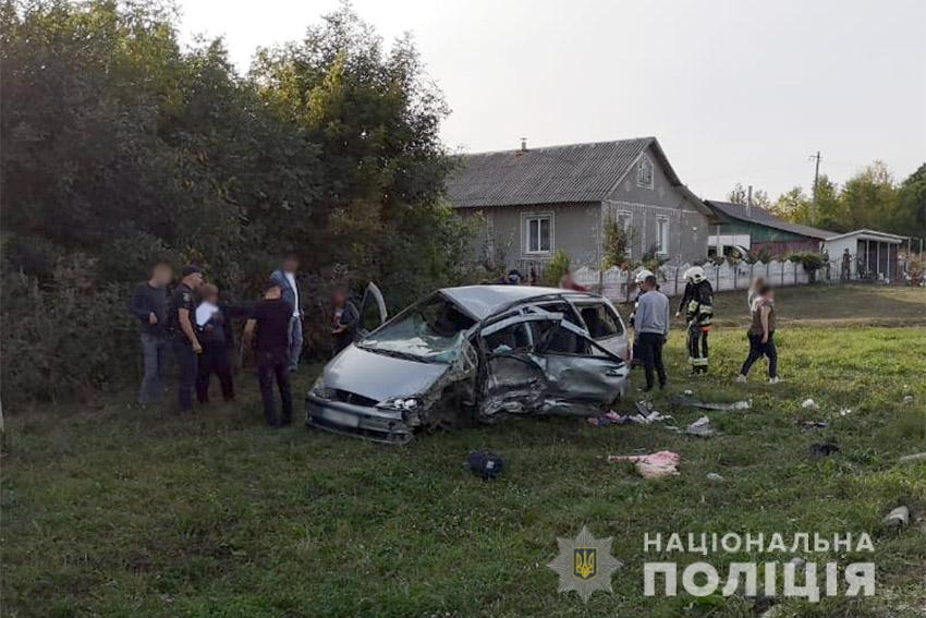 На Хмельнитчине легковушка столкнулась с грузовиком: 7 травмированных, среди них дети На Хмельнитчине легковушка столкнулась с грузовиком: 7 травмированных, среди них дети