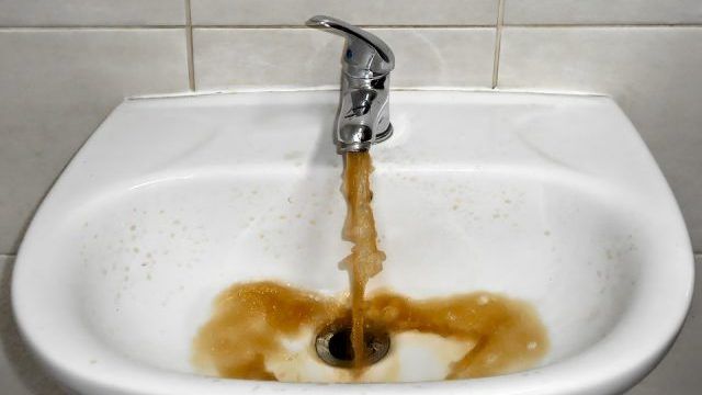 Трупный яд загрязняет воду: экокатастрофа в Мариуполе может выйти за пределы Украины Фото 1 Грязная вода