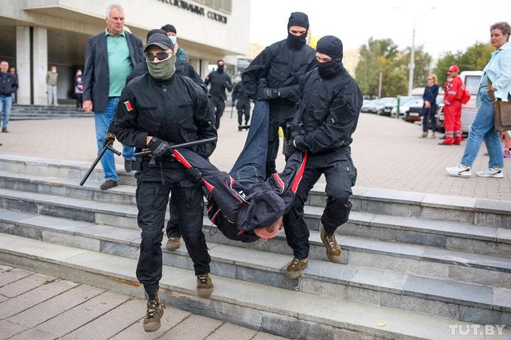 Протесты в Беларуси: силовики во время задержаний применили гранаты и газ