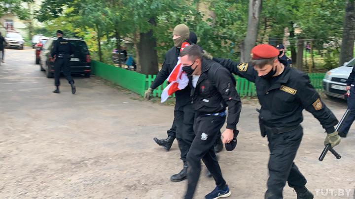 Протесты в Беларуси: силовики во время задержаний применили гранаты и газ