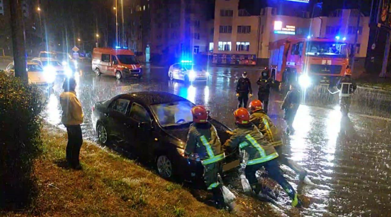 В Івано-Франківську злива затопила місто і повалив дерева – фото