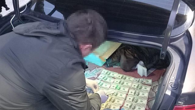 Взял $3,5 тыс. за уклонение от призыва: в Кропивницком задержали чиновника ДБР затримання співробітника ДМС