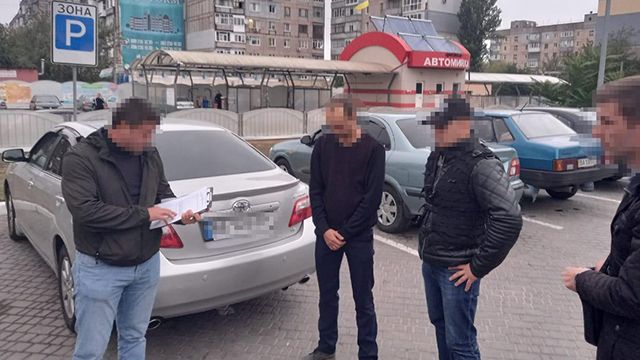 Взял $3,5 тыс. за уклонение от призыва: в Кропивницком задержали чиновника ДБР затримання співробітника ДМС