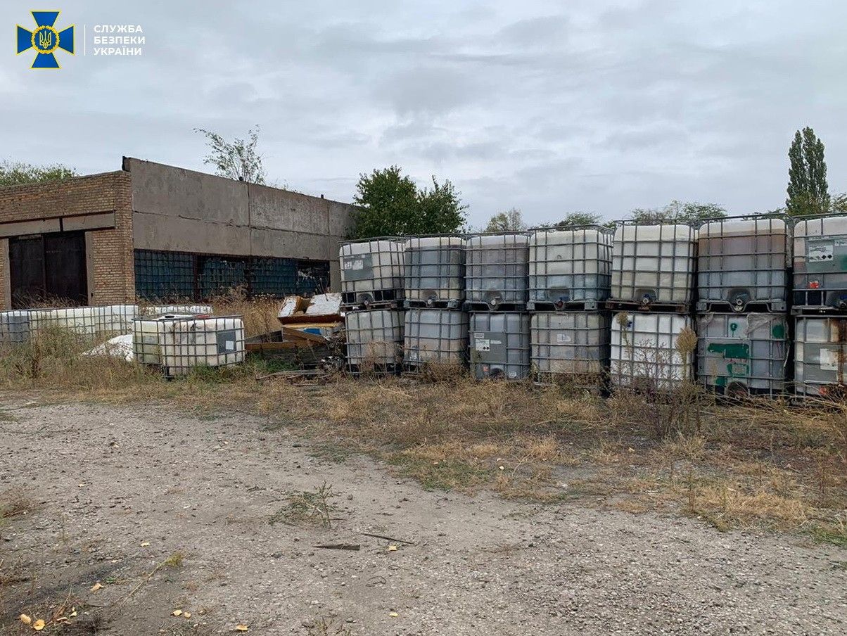 Свалка яда за гаражами: в Днепропетровской области разоблачили нарушителей Свалка СБУ 1