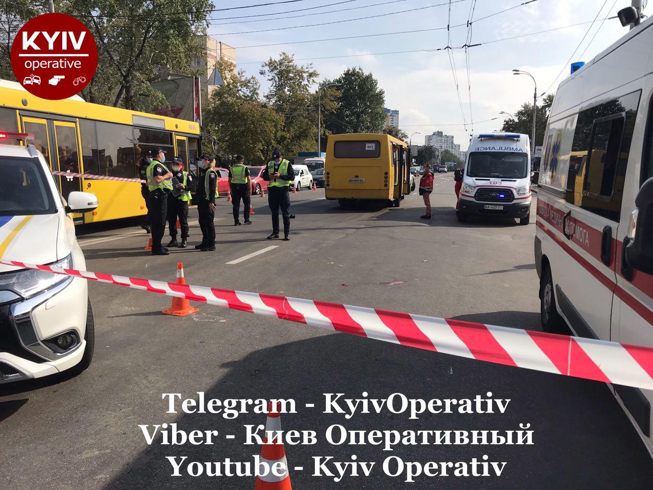 У Києві маршрутне таксі збила тьох осіб – фото і відео