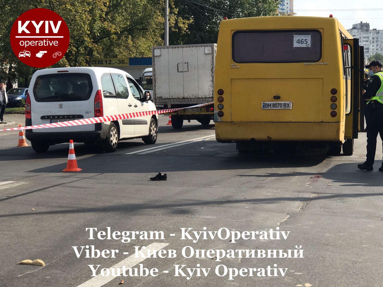У Києві маршрутне таксі збила тьох осіб – фото і відео