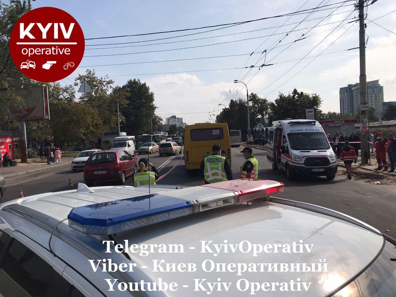 У Києві маршрутне таксі збила тьох осіб – фото і відео