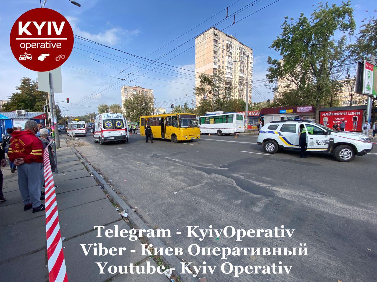 У Києві маршрутне таксі збила тьох осіб – фото і відео
