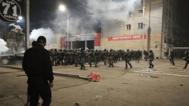 Протести у Бішкеку: в силовиків кидають коктейлі Молотова