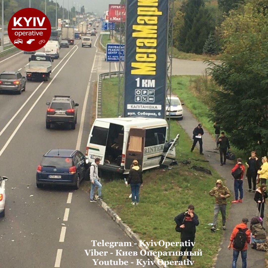 Подрезала легковушка: под Киевом микроавтобус попал в ДТП, 10 пострадавших ДТП на Житомирской трассе под Киевом: микроавтобус влетел в рекламное сооружение