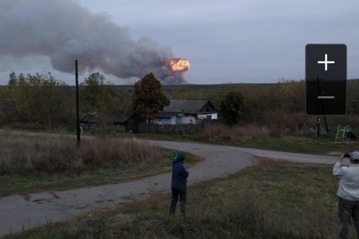 Взрывы каждые 10 секунд, огонь видно за километры: в России горят военные склады