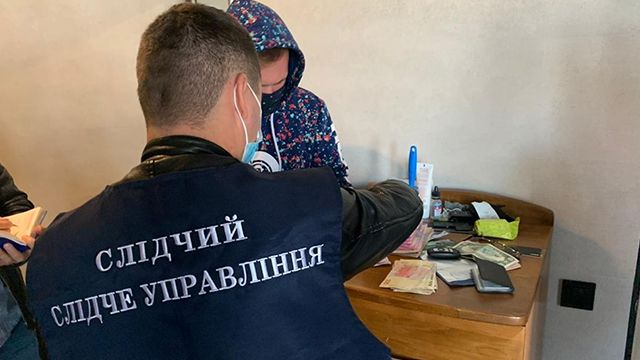 Выводили деньги через чужие аккаунты: в Харькове задержали группу хакеров кіберполіція - затримання хакерів