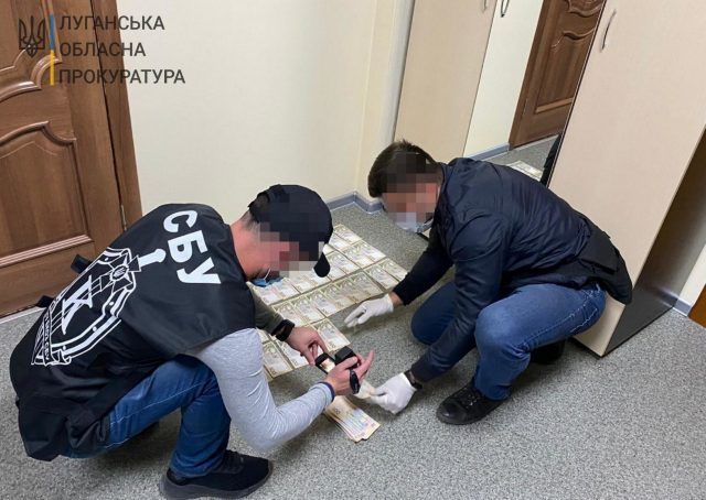 Заместителя мэра на Луганщине поймали на взятке