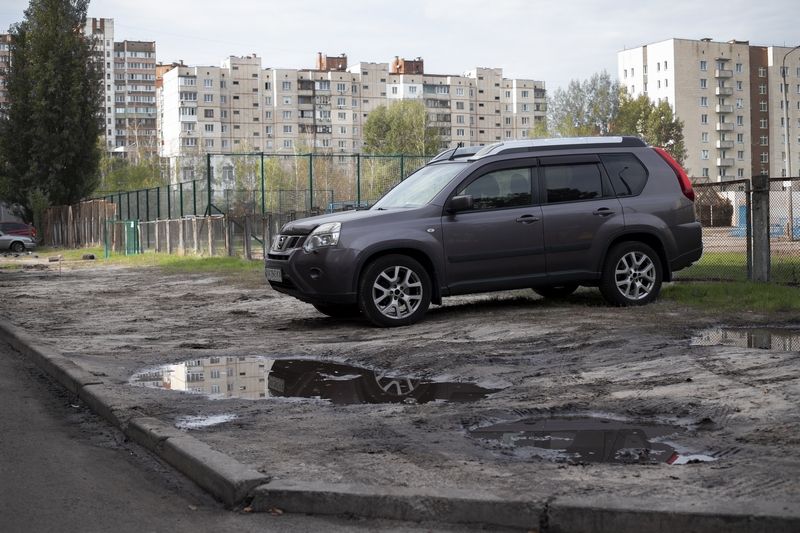 Заїжджають на зелені зони, тому що на Троєщині немає парковок – Бусаєв Заїжджають на зелені зони, тому що на Троєщині немає парковок – Бусаєв