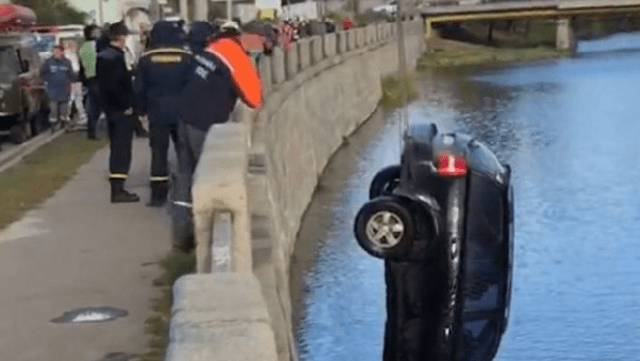 Фото: netipichnyi_kharkov ДТП в Харькове: девушка за рулем Kia Sorento слетела с дороги в реку