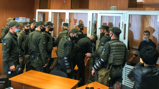 В Одесі учасники бунту в колонії порізали вени в суді В Одесі учасники бунту в колонії порізали вени в суді