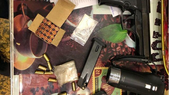 Зброя, наркотики та рейдерство: СБУ викрила банду, яку фінансував нардеп