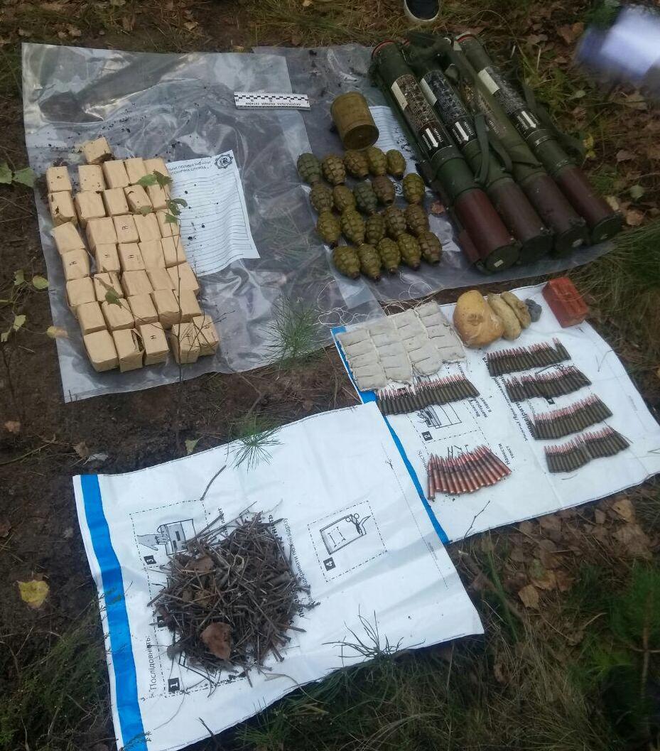 Взрывчатка и гранатометы: на границе с Беларусью нашли схрон оружия На границе с Беларусью нашли схрон оружия