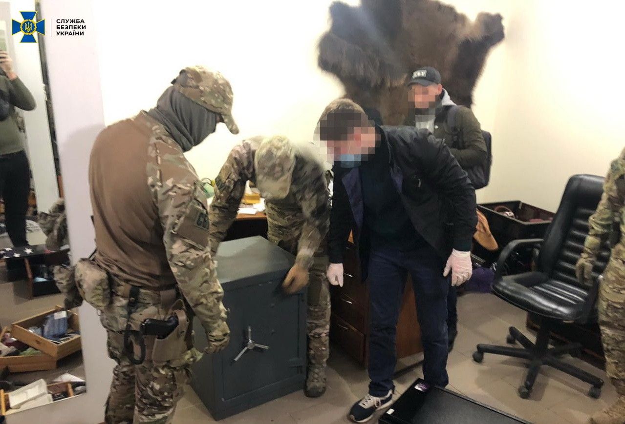 Следили за людьми: СБУ разоблачила группировку, в которую входили действующие правоохранители затримання міжрегіонального угрупування