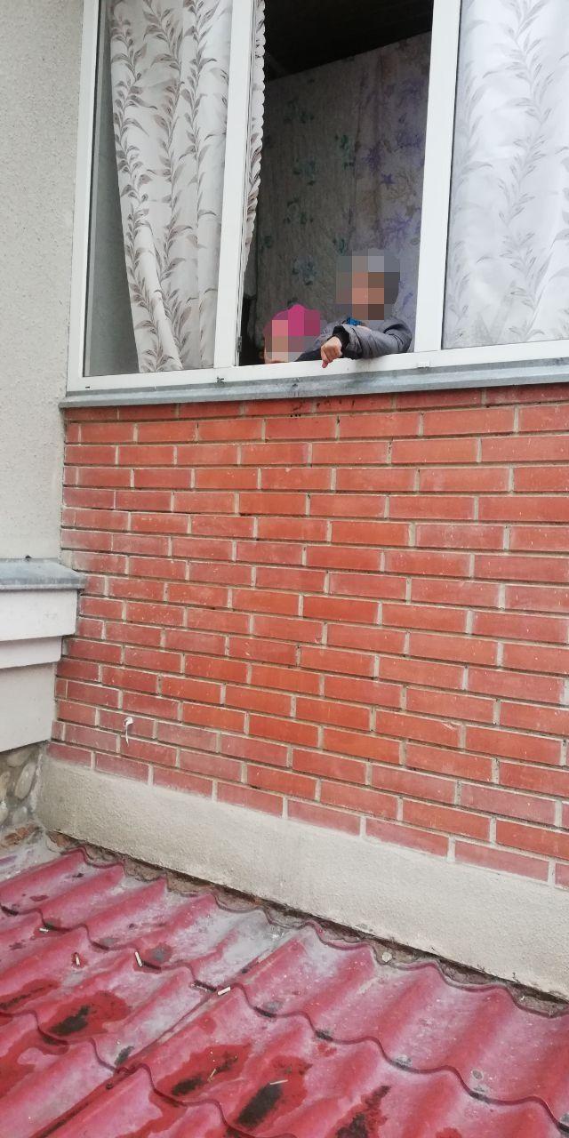Голодные звали на помощь: на Прикарпатье мать на несколько дней оставила детей дома На Прикарпатье мать на несколько дней оставила детей дома