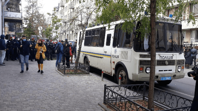 В Киеве активистка Femen разделась на акции против запрета абортов Київ - протест проти заборони абортів у Польщі