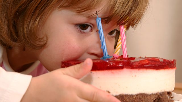 На Львовщине 7-летняя девочка проглотила кусок проволоки с тортом