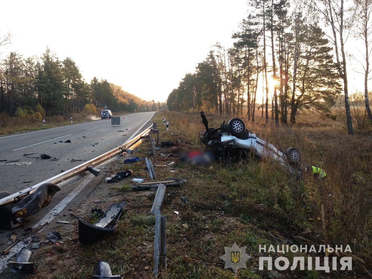 Audi влетело в отбойник под Сумами: четверо погибших Audi влетело в отбойник под Сумами: четверо погибших