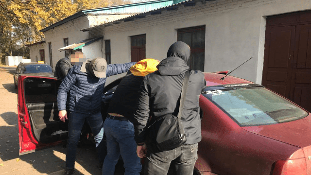 60 тыс. взятки от предпринимателя: на Сумщине задержали двух полицейских