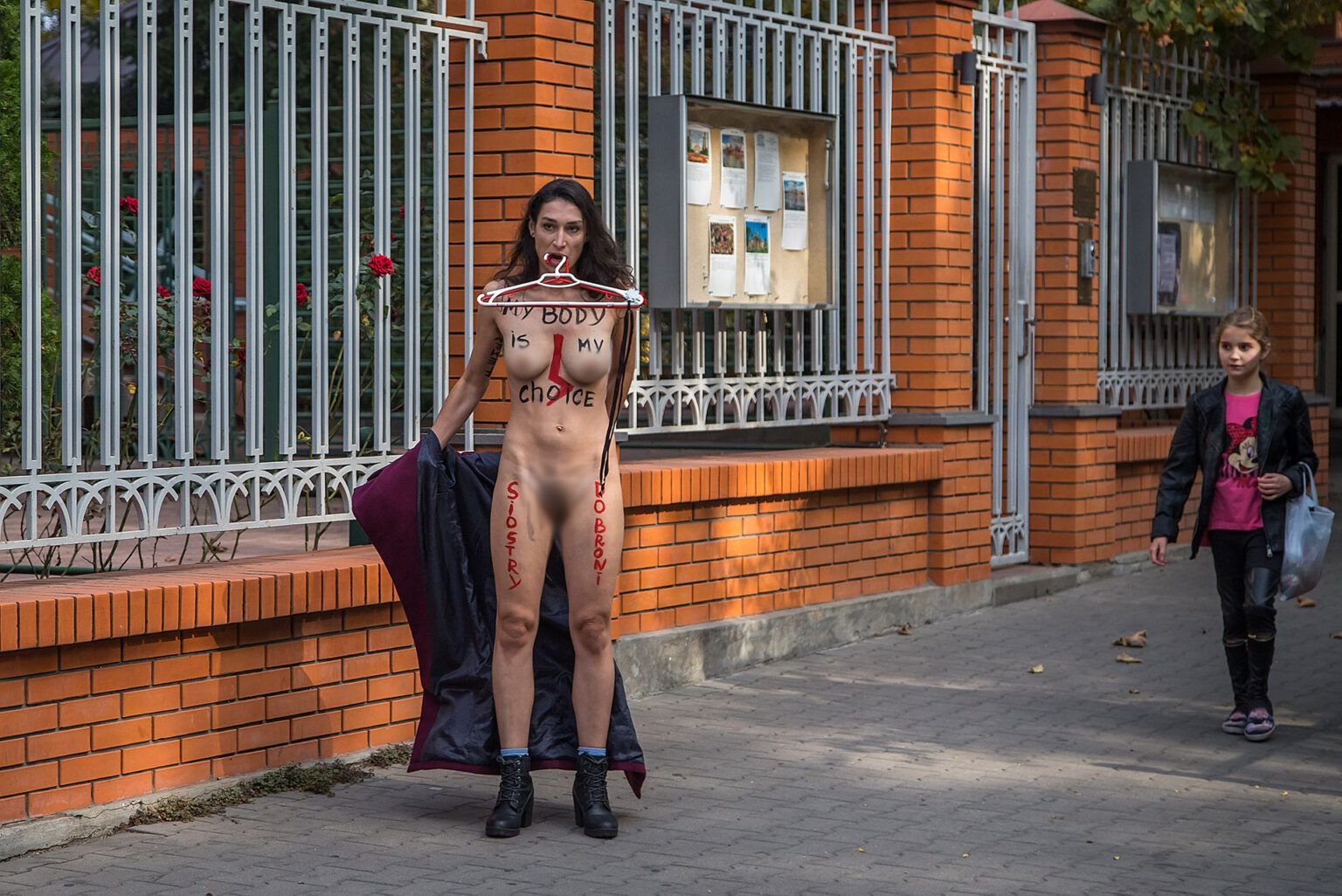 Активистка Femen обнажилась перед консульством Польши в Одессе (Українська) У Одесі активістка Femen роздяглася на акції проти заборони абортів