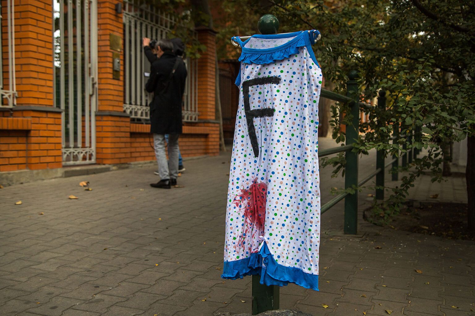 Активистка Femen обнажилась перед консульством Польши в Одессе (Українська) У Одесі активістка Femen роздяглася на акції проти заборони абортів