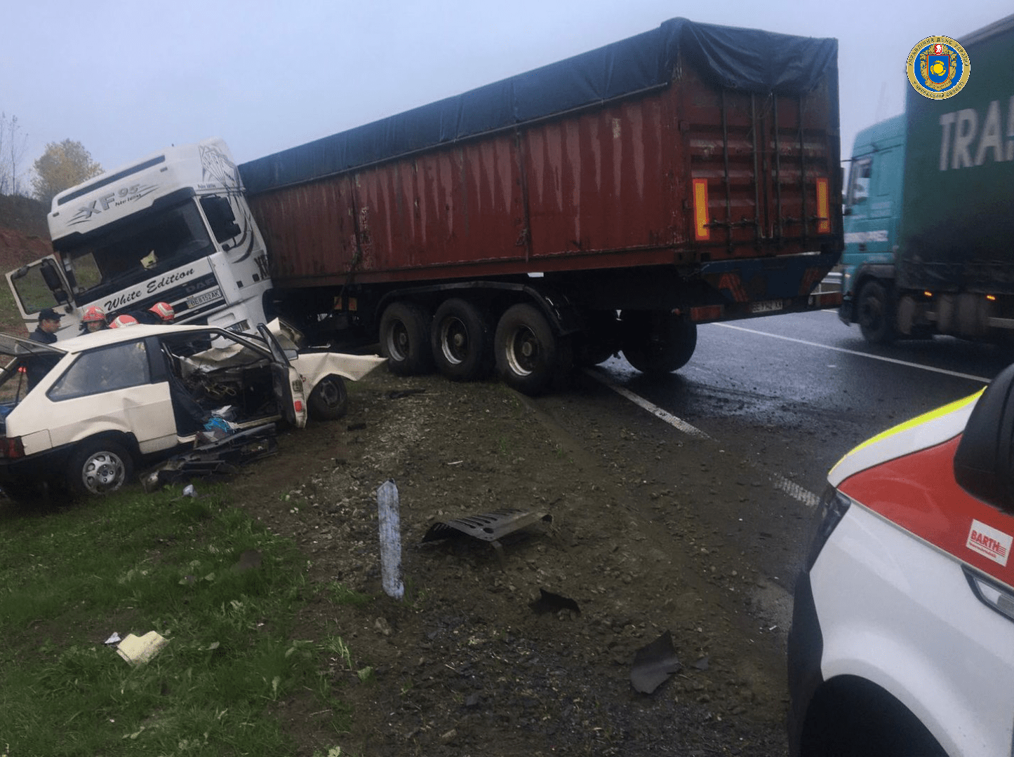 В Черкасской области грузовик протаранил легковушку: погибшего выпиливали спасатели ДТП в Черкасской области: грузовик протаранил легковушку