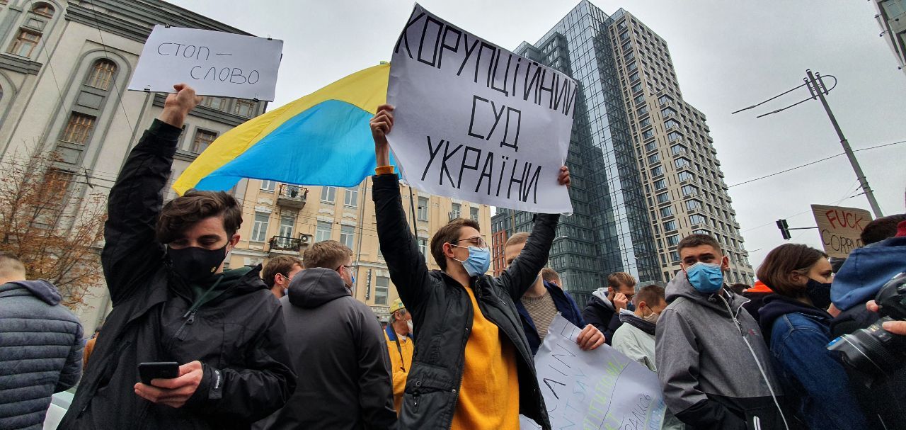 Отправим судей-предателей в Ростов: под КСУ жгут файеры и бросают дымовые шашки