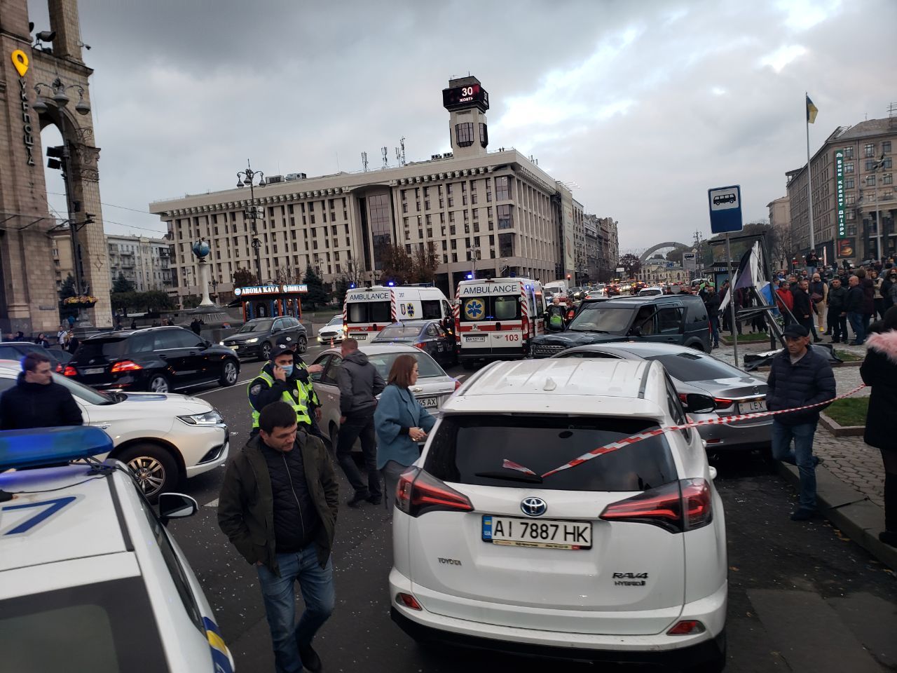 Давил людей и трощил авто — фото и видео смертельного ДТП на Майдане ДТП на Майдане Независимости в Киеве 30 октября (ФОТО и ВИДЕО)