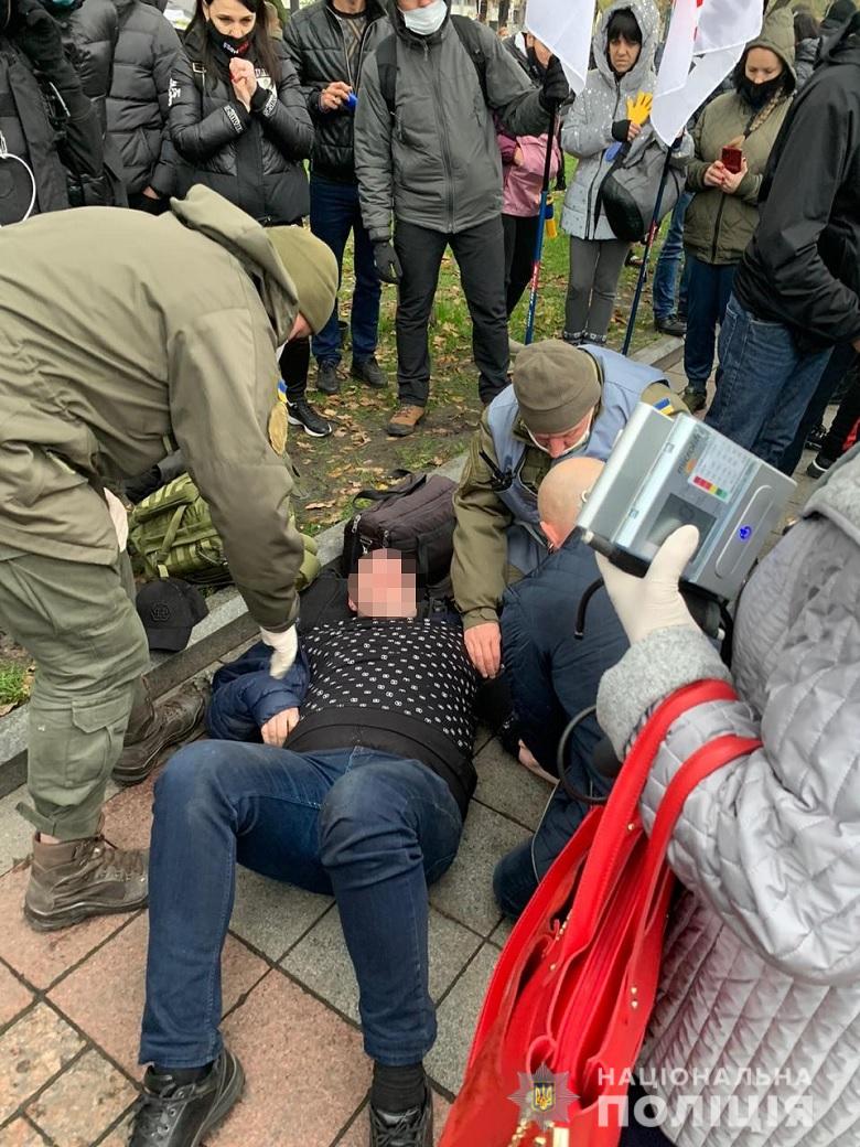 Митинг в Киеве под Верховной Радой: активисту стало плохо (ФОТО и ВИДЕО)
