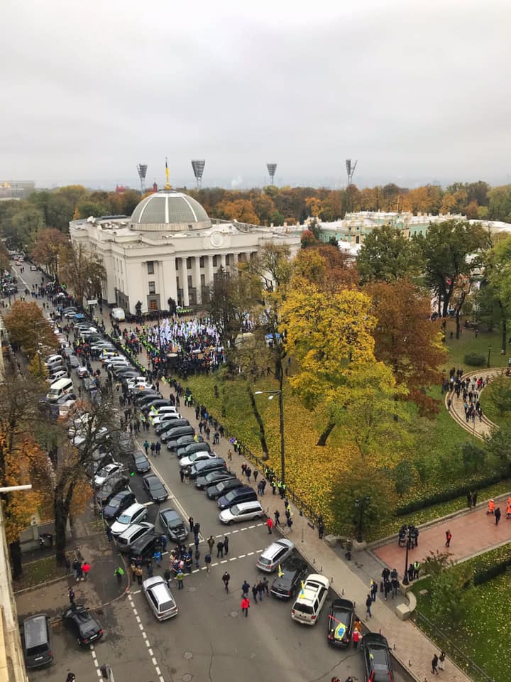 Митинг в Киеве под Верховной Радой: активисту стало плохо (ФОТО и ВИДЕО)