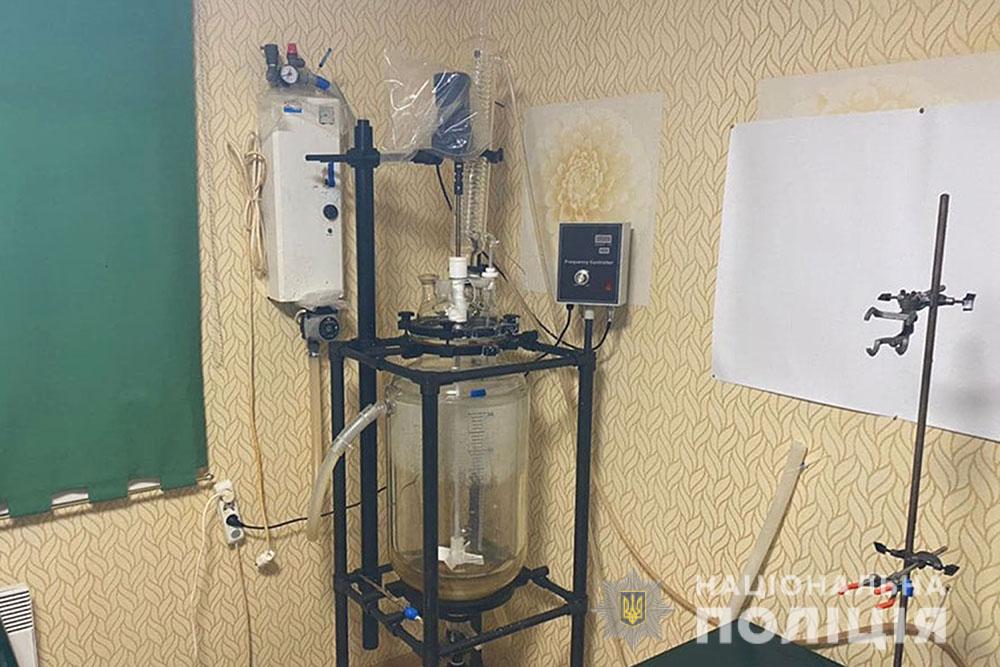 Изготавливали более 50 кг метадона ежемесячно: на Киевщине разоблачили нарколабораторию нарколабораторія