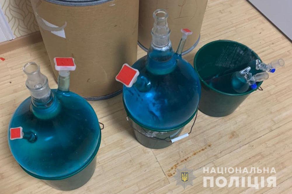 Изготавливали более 50 кг метадона ежемесячно: на Киевщине разоблачили нарколабораторию нарколабораторія