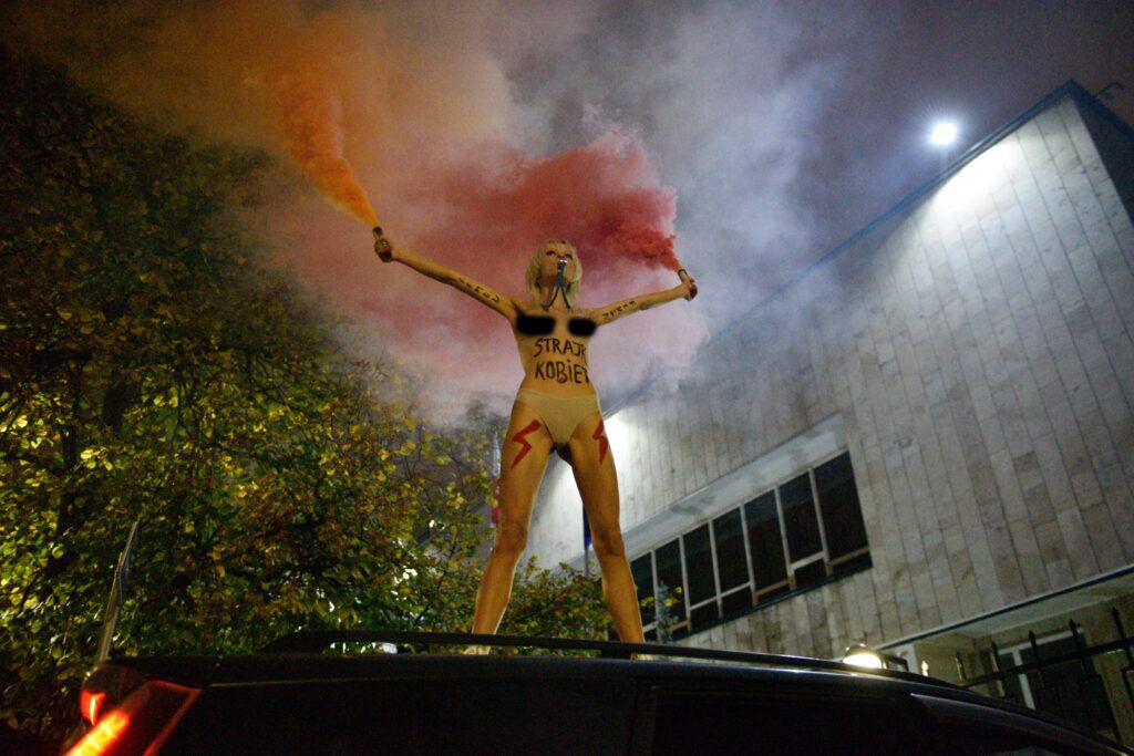 Активистка Femen обнажилась перед посольством Польши в Киеве Femen обнажилась перед посольством Польши в Киеве