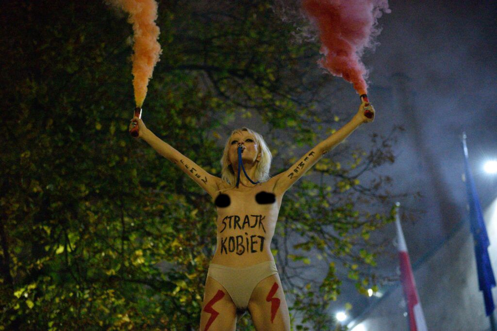 Активистка Femen обнажилась перед посольством Польши в Киеве Femen обнажилась перед посольством Польши в Киеве